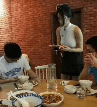 “情侣之间如何跨过屎尿屁的坎?第2位网友说的很接地气啊!”哈哈哈哈~ “情侣之间如何跨过屎尿屁的坎?第2位网友说的很接地气啊!”哈哈哈哈~