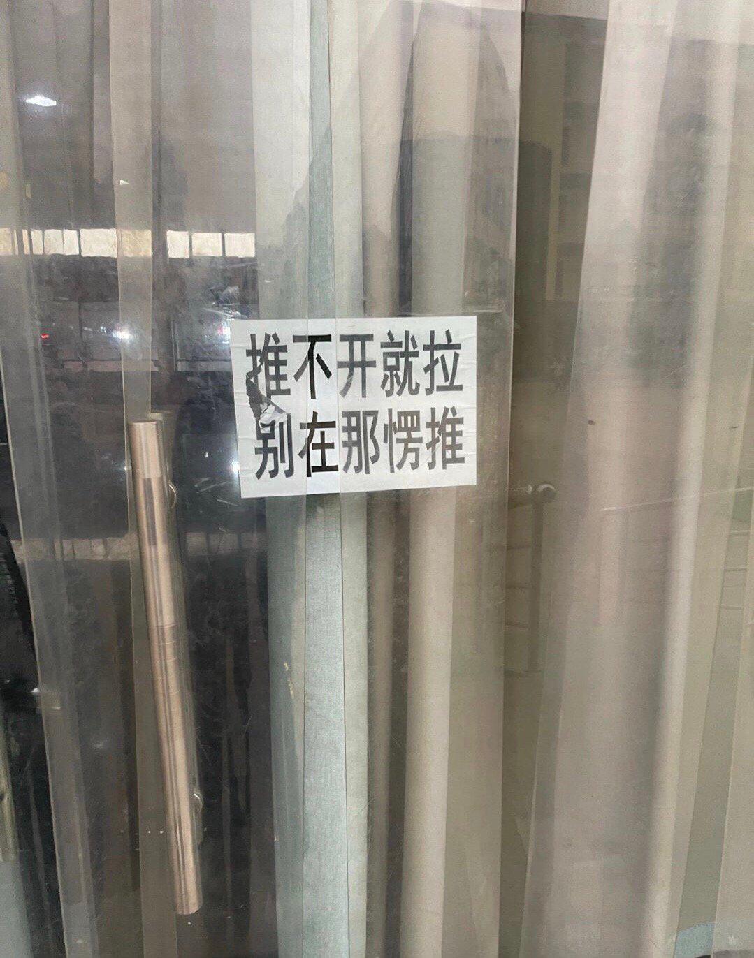 轻松一秒:同样的衣服,我该怎么选? 轻松一秒:同样的衣服,我该怎么选?