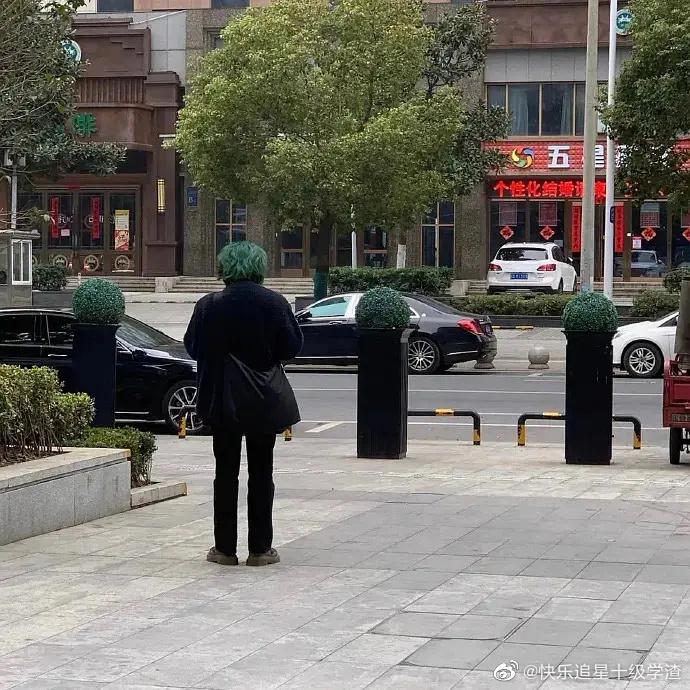 轻松一秒:同样的衣服,我该怎么选? 轻松一秒:同样的衣服,我该怎么选?