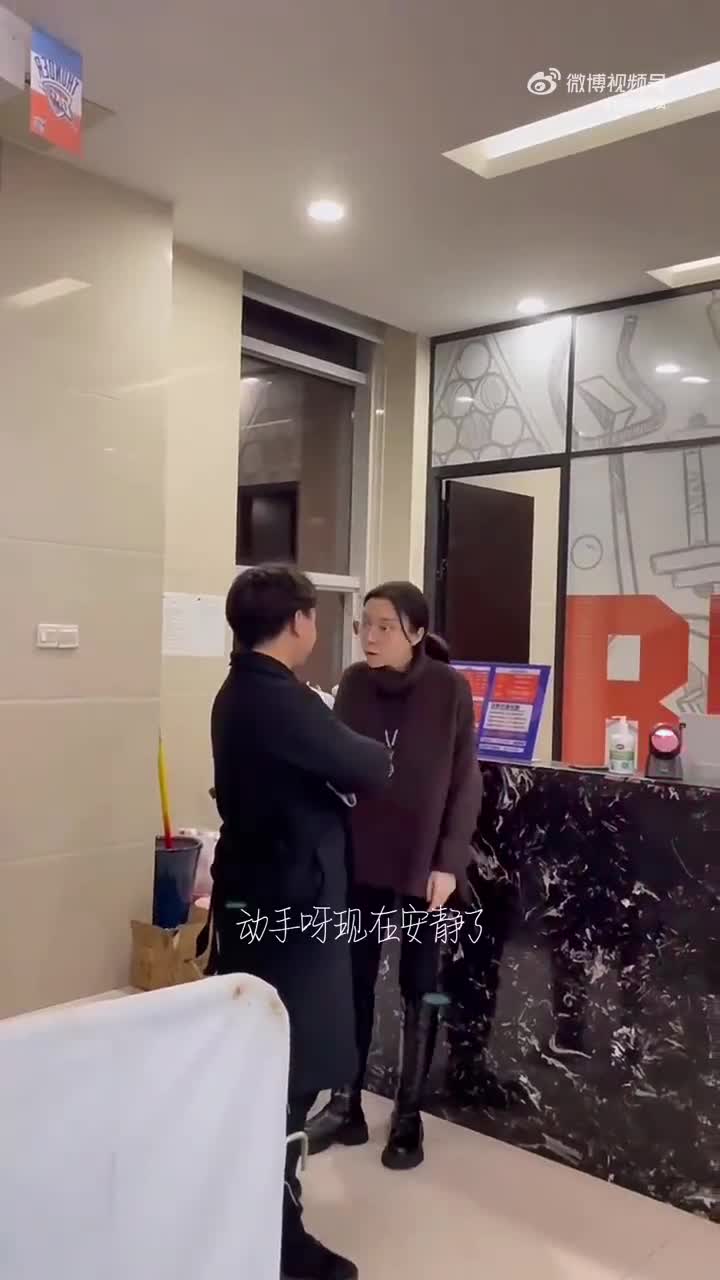 轻松一秒：在图书馆里的大学生，除了学习什么都做