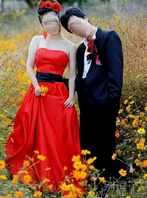 正在拍照的夫妇。 正在拍照的夫妇。