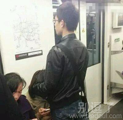 这个角度看两人，有点邪恶哦
