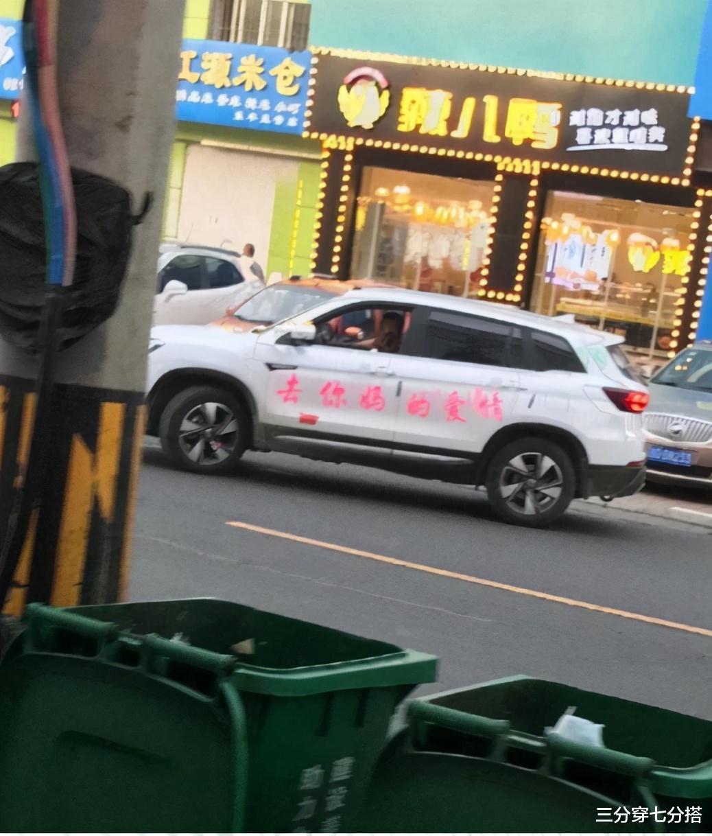 “老婆出差发了张酒店全身照,大家看看我是不是被绿爆了啊”…哈哈哈 “老婆出差发了张酒店全身照,大家看看我是不是被绿爆了啊”…哈哈哈