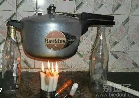 天然气用完了,用几根蜡烛就搞定咯。 天然气用完了,用几根蜡烛就搞定咯。