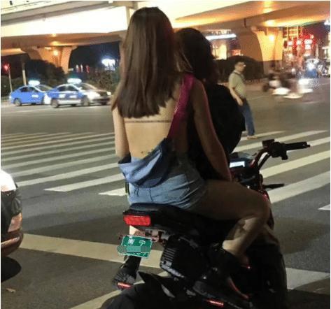 妹子这个姿势是不是天生的被动技能,好可爱呀,哈哈脸红了 妹子这个姿势是不是天生的被动技能,好可爱呀,哈哈脸红了