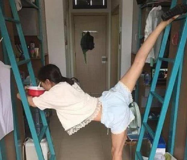 妹子这个姿势是不是天生的被动技能,好可爱呀,哈哈脸红了 妹子这个姿势是不是天生的被动技能,好可爱呀,哈哈脸红了