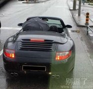 在车子里的雨伞。。