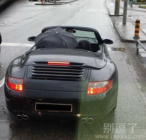 在车子里的雨伞。。