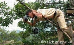 一个无良摄影师偷拍的情侣亲热照