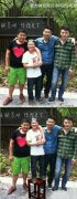 图中的哥们身高都一样。