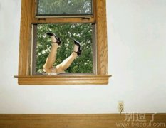 一个妹子要跳窗。 一个妹子要跳窗。
