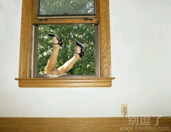 一个妹子要跳窗。