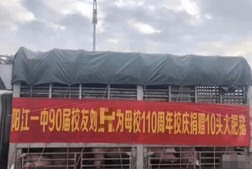 “完犊子,同事都躲到衣橱,还是被老婆发现了!”悲催了~哇哈哈哈哈 “完犊子,同事都躲到衣橱,还是被老婆发现了!”悲催了~哇哈哈哈哈