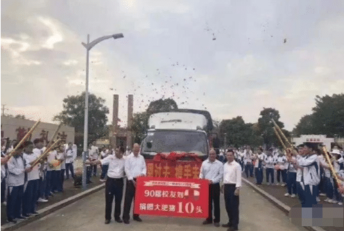 “完犊子,同事都躲到衣橱,还是被老婆发现了!”悲催了~哇哈哈哈哈 “完犊子,同事都躲到衣橱,还是被老婆发现了!”悲催了~哇哈哈哈哈