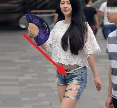 妹子的裤子怎么了,破了这么几个大洞还穿,生活这么艰苦啊! 妹子的裤子怎么了,破了这么几个大洞还穿,生活这么艰苦啊!