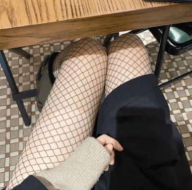 每日一笑:女生穿渔网袜,千万不要盘腿坐,不然就很尴尬! 每日一笑:女生穿渔网袜,千万不要盘腿坐,不然就很尴尬!