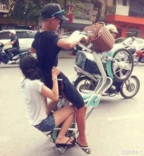 “黄衣服的妹妹现在是我的女朋友了,还要啥自行车?”哈哈哈开心一刻呀 “黄衣服的妹妹现在是我的女朋友了,还要啥自行车?”哈哈哈开心一刻呀