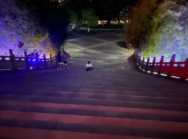 “用鲁迅的口吻写检讨书?”哈哈哈哈老师:那你走 “用鲁迅的口吻写检讨书?”哈哈哈哈老师:那你走