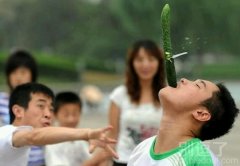 正在吃黄瓜的人。 正在吃黄瓜的人。