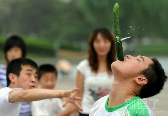 正在吃黄瓜的人。 正在吃黄瓜的人。