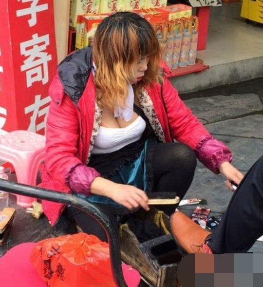 路边擦皮鞋的大妈
