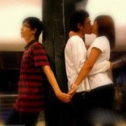 抱在一起接吻的不一定是谁媳妇呢？