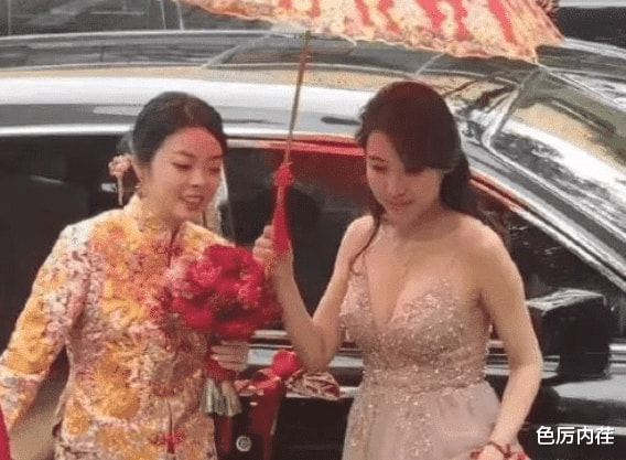 “当看到伴娘以后,哪还有空看新娘啊,着也太吸引眼球了吧!”哈哈哈 “当看到伴娘以后,哪还有空看新娘啊,着也太吸引眼球了吧!”哈哈哈