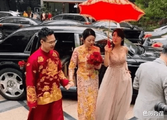 “当看到伴娘以后,哪还有空看新娘啊,着也太吸引眼球了吧!”哈哈哈 “当看到伴娘以后,哪还有空看新娘啊,着也太吸引眼球了吧!”哈哈哈