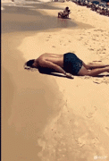 搞笑GIF动图：在沙滩上看到这个你会怎么做？