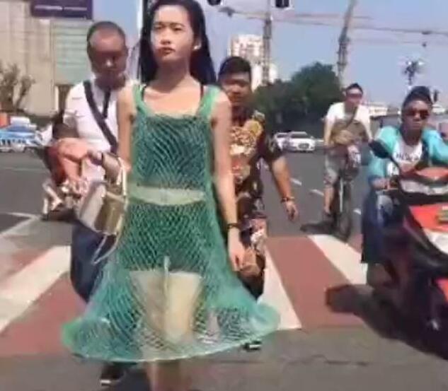“大姐以后别穿这样的裙子上街了,我都有点看不下去了”哈哈哈哈渔网不是这样穿的 “大姐以后别穿这样的裙子上街了,我都有点看不下去了”哈哈哈哈渔网不是这样穿的