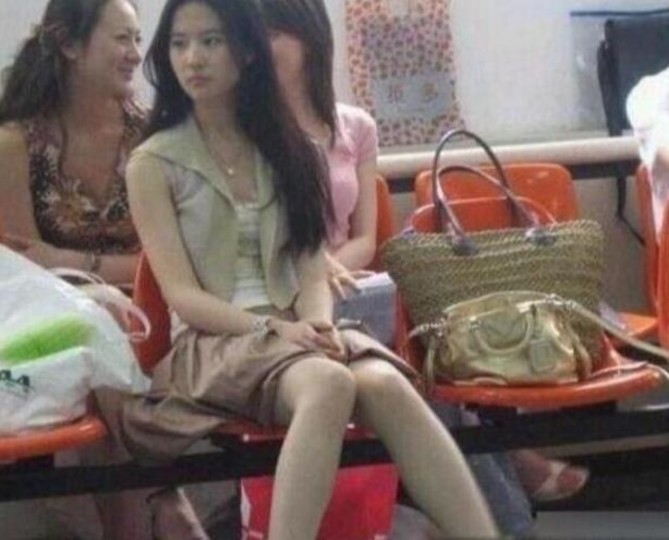 “大姐以后别穿这样的裙子上街了,我都有点看不下去了”哈哈哈哈渔网不是这样穿的 “大姐以后别穿这样的裙子上街了,我都有点看不下去了”哈哈哈哈渔网不是这样穿的