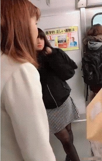 “女生穿这样怎么上厕所?评论区都是人才...”哈哈哈哈哈尴尬到窒息! “女生穿这样怎么上厕所?评论区都是人才...”哈哈哈哈哈尴尬到窒息!