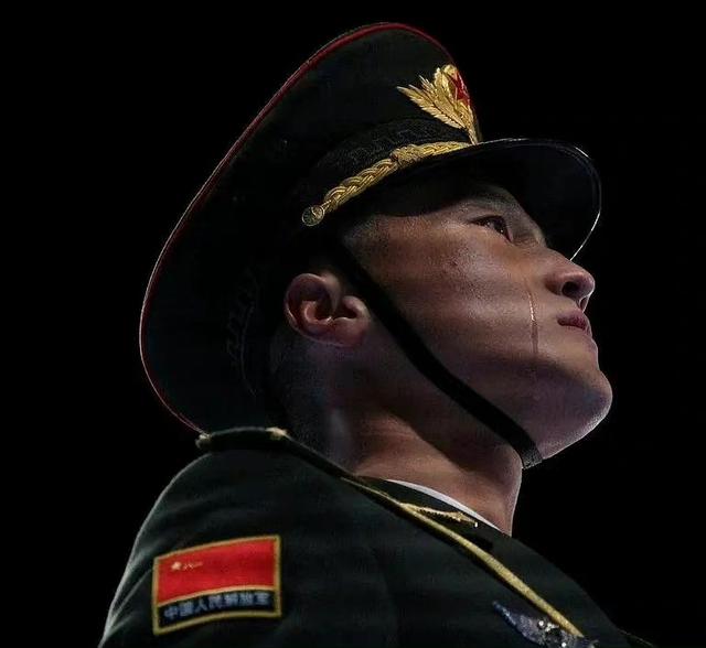 老婆坐老板的车出差,这墨镜反光,感觉有点不太对劲 老婆坐老板的车出差,这墨镜反光,感觉有点不太对劲