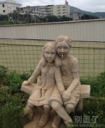 吸烟的两个雕像。 吸烟的两个雕像。