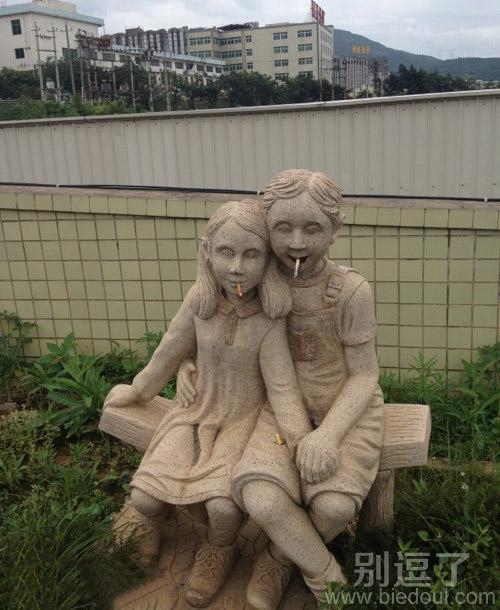 吸烟的两个雕像。 吸烟的两个雕像。