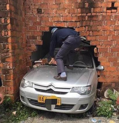 搞笑图片:牛人的车技 搞笑图片:牛人的车技