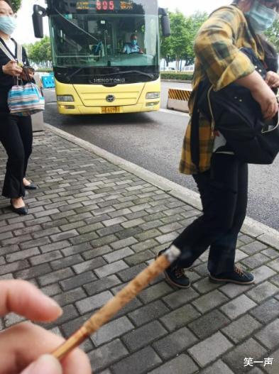 “如果关羽纵马挥刀向你冲来,如何才能保证自己不死?”神评真机智啊! “如果关羽纵马挥刀向你冲来,如何才能保证自己不死?”神评真机智啊!