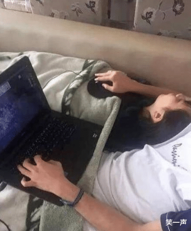 “情侣之间发生关系后，第一句都说的什么？”哈哈哈哈，评论亮了