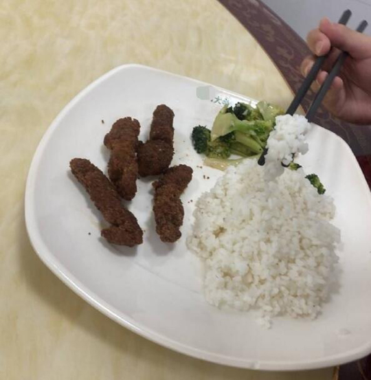 平时高高在上发号施令的大小姐现在眼睛无神瘫痪在地任人肆意摆布