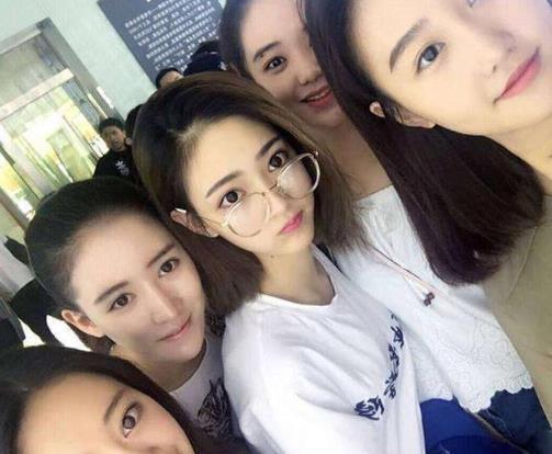 “女友发来张照片,这么多漂亮的妹子,这是什么意思啊?”哈哈哈哈哈! “女友发来张照片,这么多漂亮的妹子,这是什么意思啊?”哈哈哈哈哈!