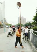 拿着竹竿的人。。