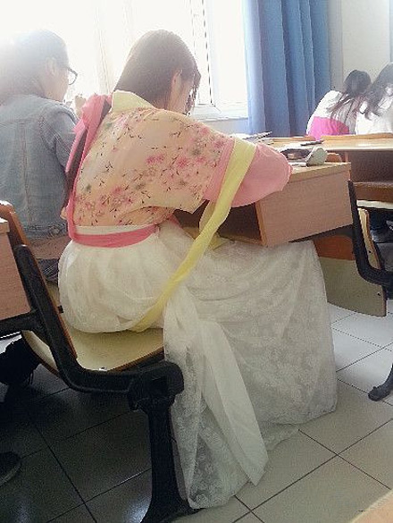 漫漫人生路,有女生的搞笑图片陪伴