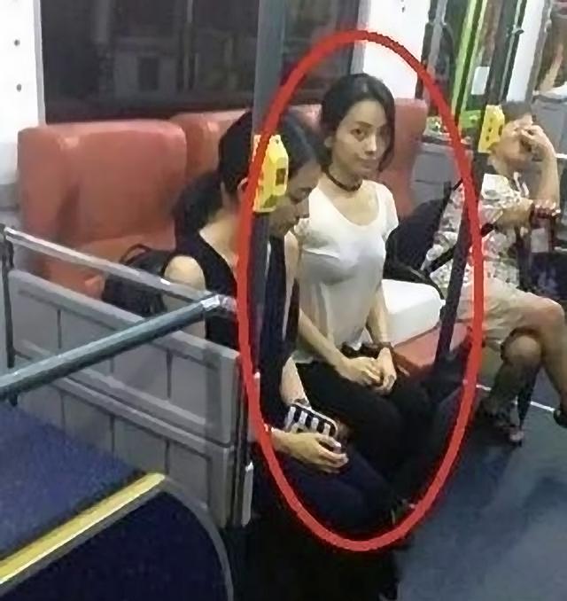 偶遇分手十年的女友,她就这样盯着我看了30分钟,我该怎么办? 偶遇分手十年的女友,她就这样盯着我看了30分钟,我该怎么办?