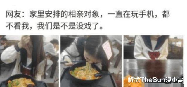 ＂女朋友在家太无聊了，cos起猫咪的动作，还挺像的！＂啊哈哈哈哈