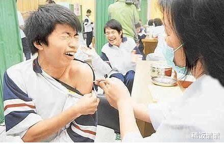 姑娘,长得好看也不能这样穿啊,裤子上的拉链好尴尬 姑娘,长得好看也不能这样穿啊,裤子上的拉链好尴尬