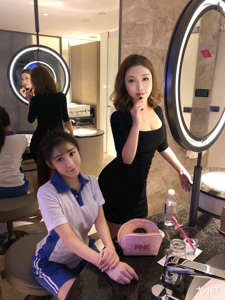 削面师傅今天心情不好,面都掉外面了哈哈 削面师傅今天心情不好,面都掉外面了哈哈