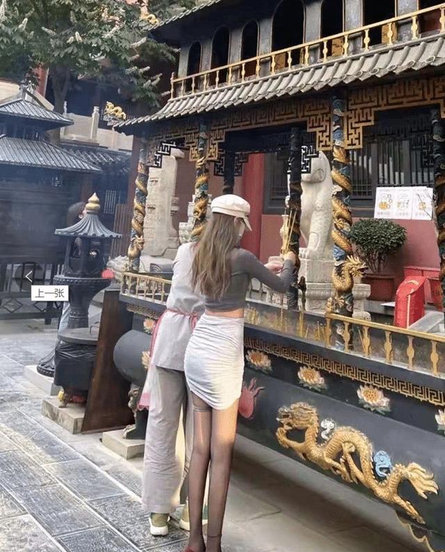 “美女穿成这样去拜佛,佛祖真会保佑她吗?”我怕佛祖也顶不住 “美女穿成这样去拜佛,佛祖真会保佑她吗?”我怕佛祖也顶不住