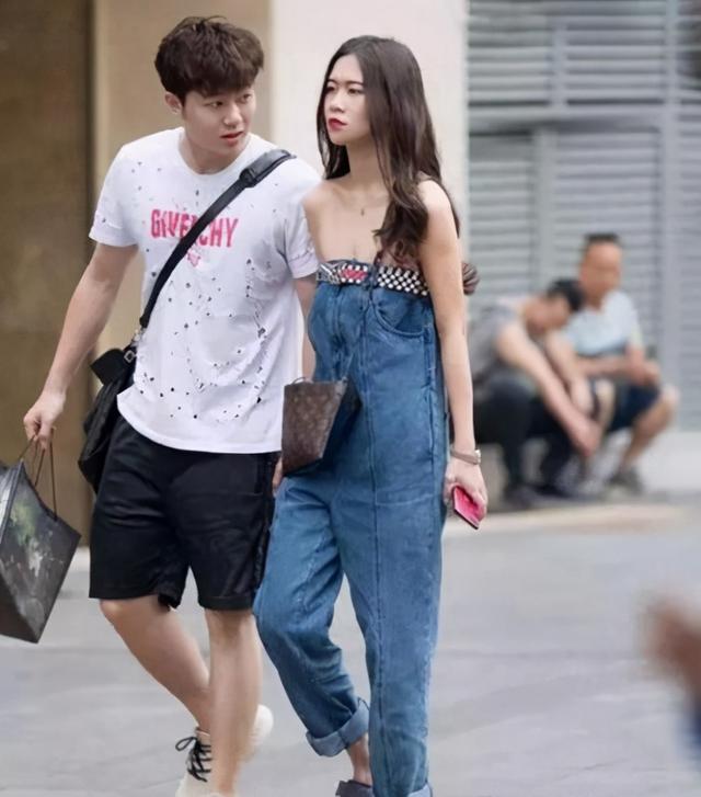 姑娘,你这是裤子还是裙子啊?太有个性了,走在街上回头率太高了 姑娘,你这是裤子还是裙子啊?太有个性了,走在街上回头率太高了