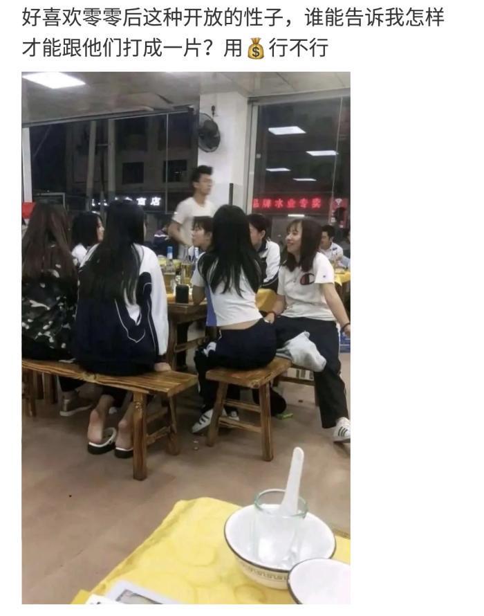 “妹子拿火车当成自己家?脱成这样不尴尬吗?”哈哈哈 “妹子拿火车当成自己家?脱成这样不尴尬吗?”哈哈哈