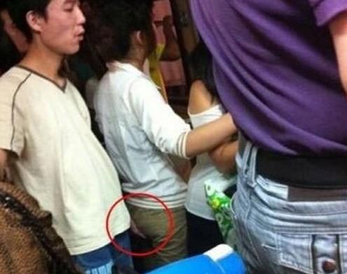 地铁上女生遭遇咸猪手真不少呀! 地铁上女生遭遇咸猪手真不少呀!